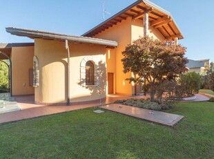 Prestigiosa villa di 433 mq in vendita Via Aldo Motta, Vimercate, Monza e Brianza, Lombardia