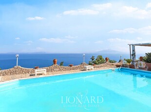Villa di Lusso in Vendita con Giardino Mediterraneo e Meravigliosa Vista sul Mare dell'Isola di Capri