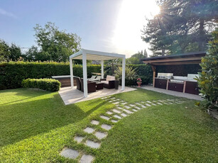 Villa singola in ottime condizioni con giardino privato di mq. 1000 e con garage