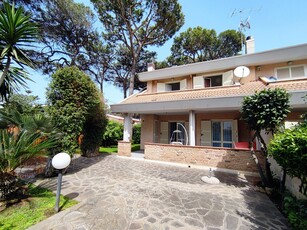 Villa trifamiliare in Via Arno , 40 E, Anzio (RM)