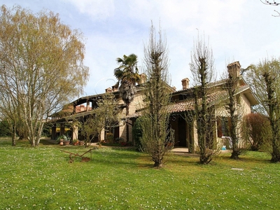 Villa con giardino a Tresignana