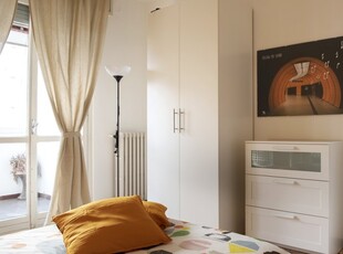Camera in affitto in appartamento con 4 camere da letto a Milano