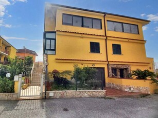 Casa Bi - Trifamiliare in Vendita a Lamezia Terme