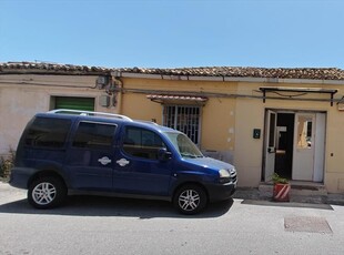 Locale commerciale ristrutturata in via reggio campi, Reggio Calabria