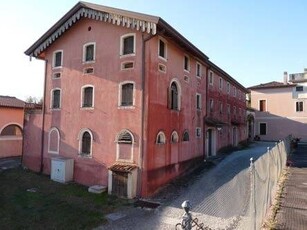 Palazzo - Stabile in Vendita a Colle Umberto