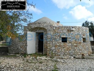 Rustico casale da ristrutturare in vendita a Ostuni