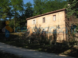 Rustico casale da ristrutturare in vendita a Urbino