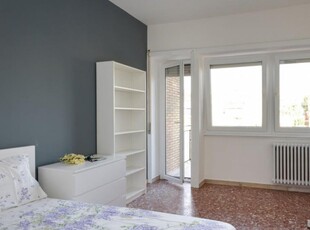 Stanza in affitto in appartamento con 7 camere da letto a Roma