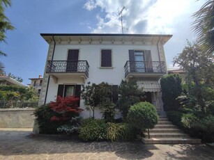 Villa in Vendita a Desenzano del Garda Desenzano del Garda - Centro