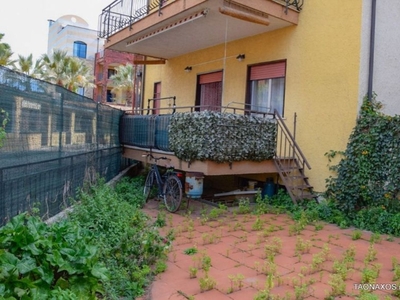 Bilocale in Via Porticato 3, Giardini-Naxos, 1 bagno, 55 m², ascensore