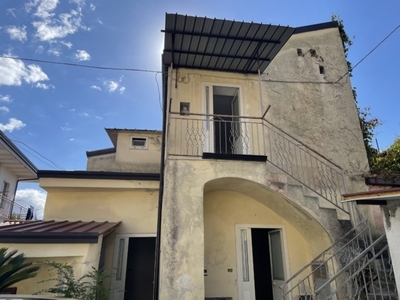 Casa indipendente in Via corradello d'aquino, Caserta, 3 locali, 75 m²