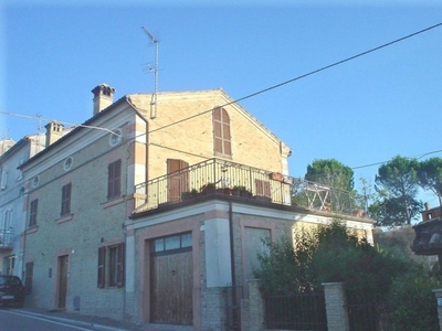 Casa indipendente in Via Don Luigi Sturzo 67, Petriolo, 5 locali