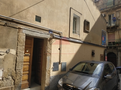 Casa indipendente in Via Vespri, Caltagirone, 2 locali, 1 bagno