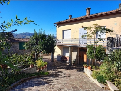 Casa indipendente in VIA VILLA, Castel d'Aiano, 8 locali, 2 bagni