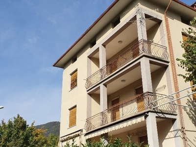 Casa indipendente in Zogno, Zogno, 750 m², riscaldamento autonomo