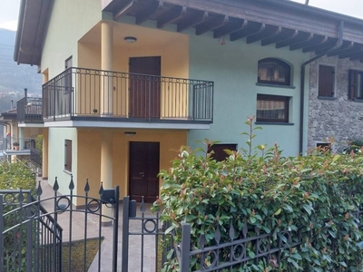 Villa in Zogno, Zogno, 8 locali, 2 bagni, giardino privato, 308 m²