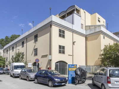 Palazzo / Stabile di 5.900 m² in Ancona