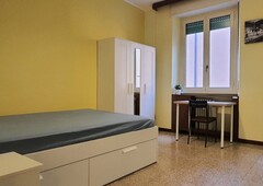 Stanza e posti letto in affitto in appartamento con 2 camere da letto a Milano