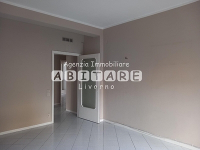 Appartamento a Livorno, 5 locali, 2 bagni, giardino in comune, 120 m²