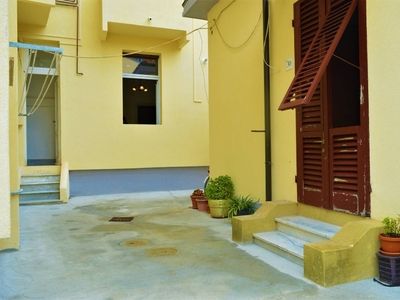 Appartamento a Livorno, 6 locali, 1 bagno, posto auto, 130 m²