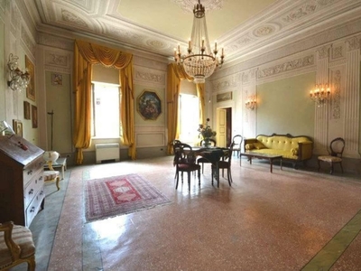 Appartamento a Lucca, 10 locali, 3 bagni, arredato, 230 m², 2° piano