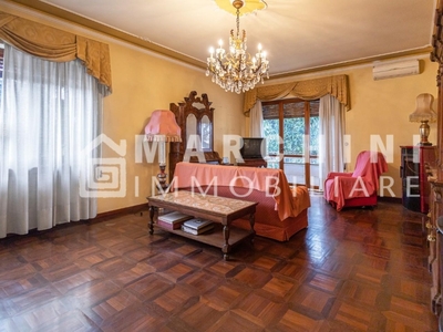 Appartamento a Lucca, 12 locali, 3 bagni, giardino in comune, 340 m²