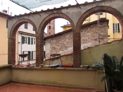 Appartamento a Lucca, 12 locali, 3 bagni, posto auto, 420 m²