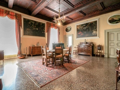 Appartamento a Lucca, 14 locali, 3 bagni, 474 m², 1° piano, taverna
