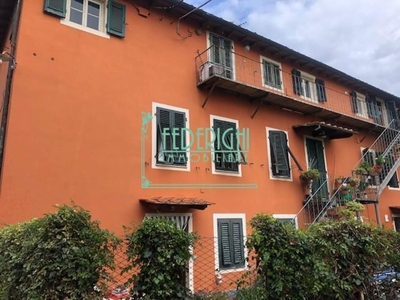 Appartamento a Lucca, 5 locali, 1 bagno, giardino privato, posto auto