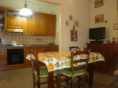 Appartamento a Lucca, 5 locali, 1 bagno, posto auto, 110 m², 1° piano