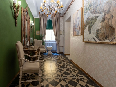 Appartamento a Lucca, 5 locali, 2 bagni, 250 m², 2° piano, abitabile