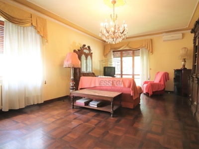 Appartamento a Lucca, 5 locali, 2 bagni, giardino in comune, 190 m²