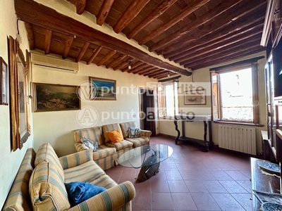 Appartamento a Lucca, 6 locali, 2 bagni, 100 m² in vendita