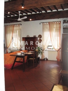 Appartamento a Lucca, 6 locali, 2 bagni, 140 m², 1° piano, buono stato