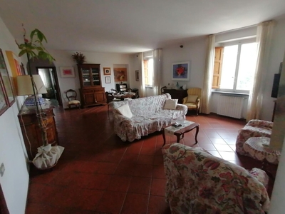 Appartamento a Lucca, 6 locali, 2 bagni, 160 m², 3° piano, buono stato