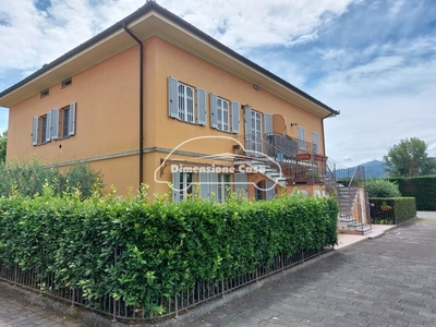 Appartamento a Lucca, 6 locali, 3 bagni, posto auto, 135 m², 1° piano