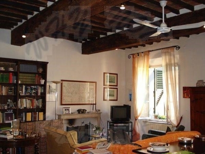 Appartamento a Lucca, 7 locali, 2 bagni, 140 m², 1° piano, buono stato