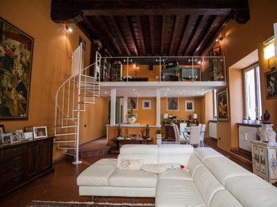 Appartamento a Lucca, 7 locali, 2 bagni, 150 m², multilivello, taverna