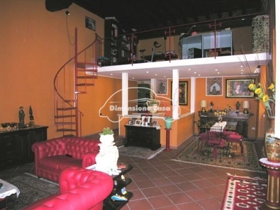 Appartamento a Lucca, 7 locali, 2 bagni, 200 m², 1° piano, taverna
