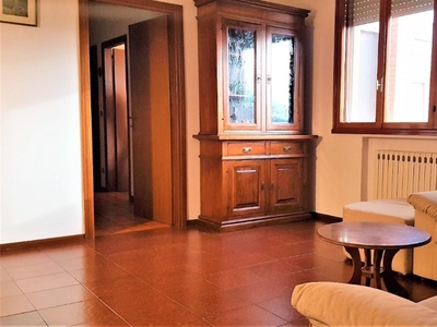 Appartamento a Lucca, 7 locali, 2 bagni, posto auto, 100 m², 2° piano