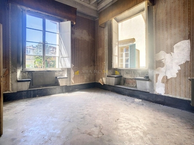 Appartamento a Lucca, 8 locali, 3 bagni, 290 m², 1° piano in vendita