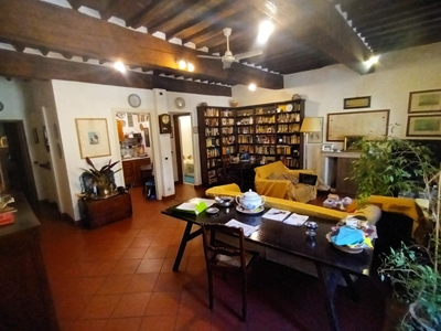 Appartamento a Lucca, 9 locali, 2 bagni, 140 m², 1° piano in vendita