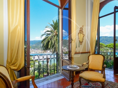 Appartamento a Rapallo, 10 locali, 3 bagni, giardino privato, 200 m²