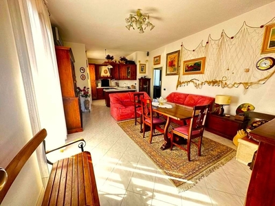 Appartamento a Rosignano Marittimo, 5 locali, 1 bagno, 87 m², 1° piano