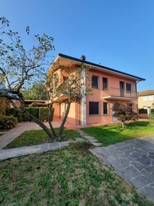 Appartamento bifamiliare a Lucca, 5 locali, 2 bagni, 144 m² in vendita