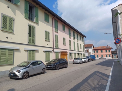 Appartamento in Via Acerbi 10, Castano Primo, 2 bagni, posto auto
