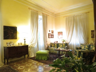 Appartamento in Via Armando Diaz, Lucca, 10 locali, 4 bagni, 360 m²