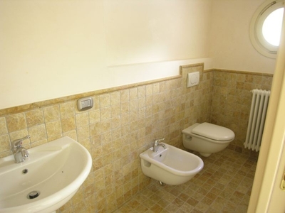 Appartamento in Via Colombo, Viareggio, 8 locali, 2 bagni, 111 m²