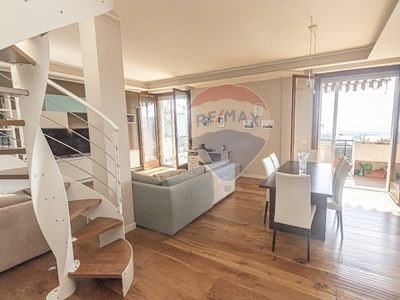 Appartamento in Via Emilio Salgari, Genova, 7 locali, 2 bagni, 116 m²