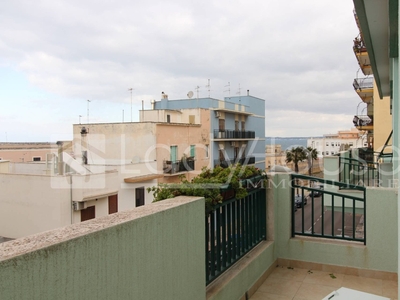 Appartamento in Via Lecce, Gallipoli, 5 locali, 2 bagni, con box